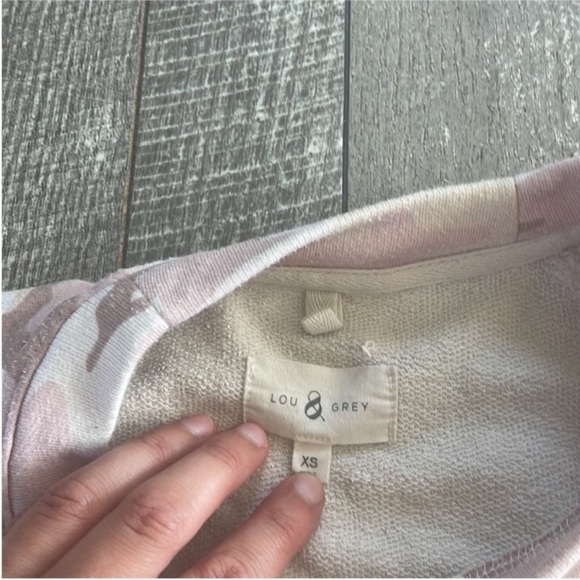 Lou & Grey Size XS Pink Camouflage Crewneck Sweatshirt. - Picture 3 of 6